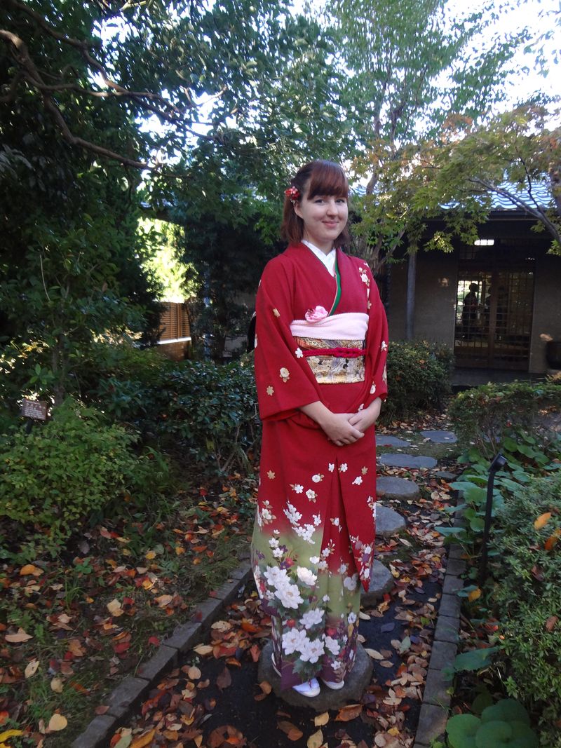 日本庭園で着物を着たマリケ・クロス。